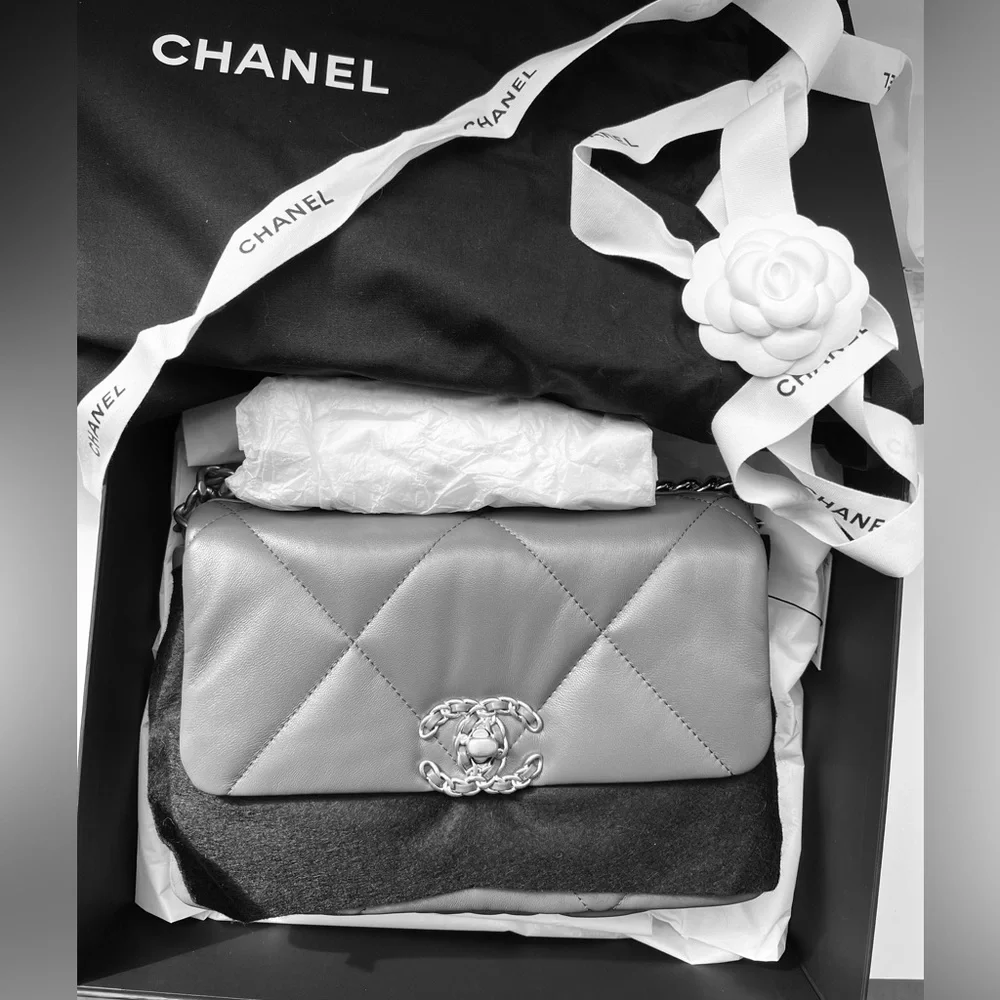 🔥CHANEL 19 Lambskin Quilted Medium Flap in Grey